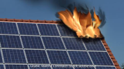 Foto von Photovoltaik-Anlage auf Schrägdach, genau ein Modul steht in Flammen - Symbolbild für Brand bei Solaranlage.