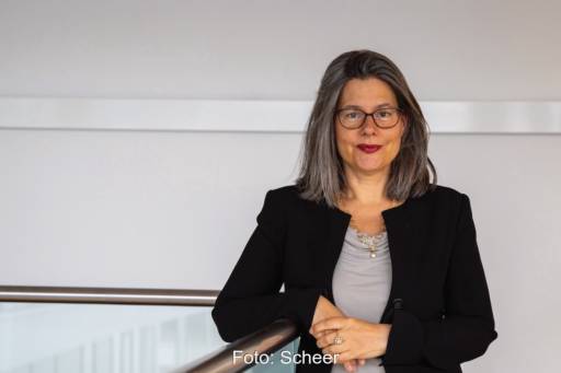 Portrait von Nina Scheer, die für die SPD den Koalitionsvertrag zum Themenfeld Klima und Energie mitverhandelt hat.