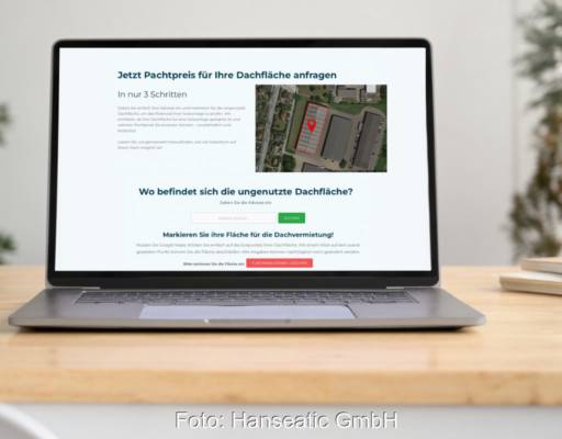 Laptop mit dem Online-Tool auf dem Bildschirm und einer markierten Dachfläche