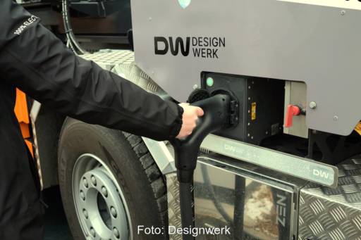 Ein Elektro-LKW wird geladen.