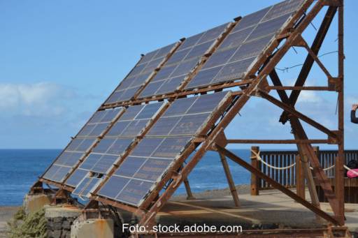 Aufgeständertes PV-Modul am Meer mit korrodiertem Gestell.
