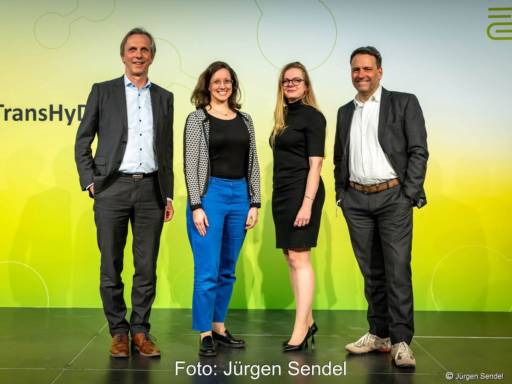 4 Personen auf einer Bühne.