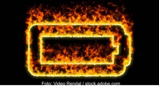 m Bild ein Umriss einer Batterie mit Feuer als Symbol für Brände von Stromspeichern.