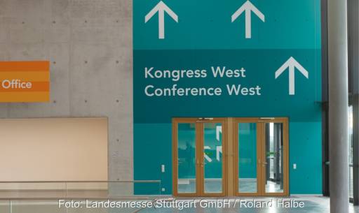 Zu sehen ist ein Bild einer leeren Messehalle, in der bald die Fachmesse Volta-X stattfinden soll.