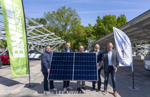 Eine Photovoltaik-Anlage, die Parkplätze überdacht.