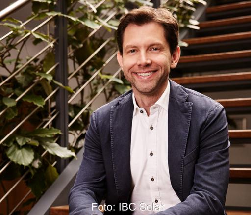 Portrait von Julius Möhrstedt, der ab 1.10.2025 den Vorstandsvorsitz bei IBC Solar übernimmt.