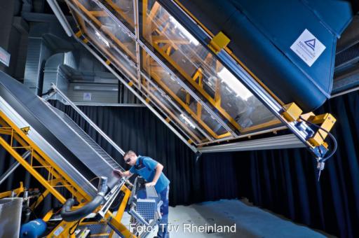 Prüfer analysiert ein PV-Modul unter Sonnenlicht im Labor.