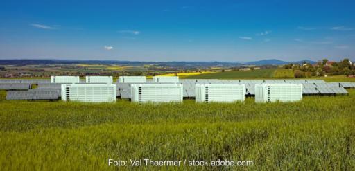 Animation zeigt Speicher udn PV-Anlagen auf der grünen Wiese.
