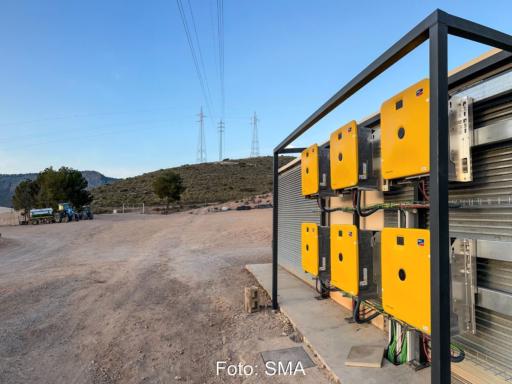 Ein Set von Wechselrichtern auf einem ländlichen Gebiet.