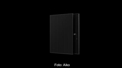 Ein komplett schwarzes Solarmodul mit Anschlußverbindunge