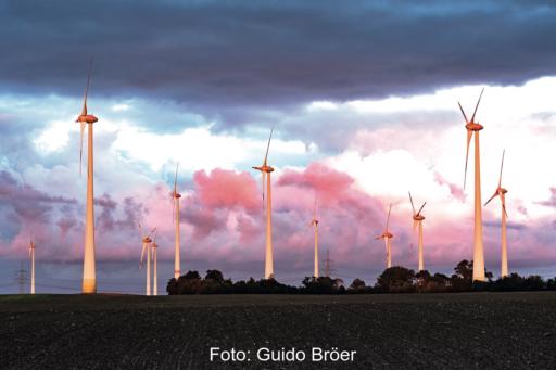 Ein Windpark im Abendlicht.
