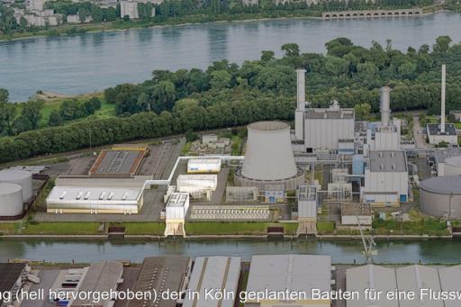 Oben am Bildrand ein Fluss, darunter eine Kraftwerksanlage.