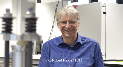Im Bild Prof. Thomas F. Fässler, der mit seinem Team den neuen Lithiumionen-Leiter für Feststoffbatterien gefunden hat.
