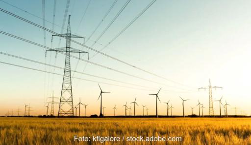 Windenergieanlagen und Strommasten, die Bundesnetzagentur hat ein Diskussionspapier zur Neuordnung der Netzentgelte vorgelegt.