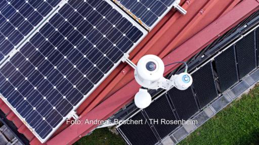 Im Bild eine Wolkenkamera an einem Photovoltaik-Modul, eine KI soll damit eine Kurzfristprognose für die solare Einstrahlung erstellen.