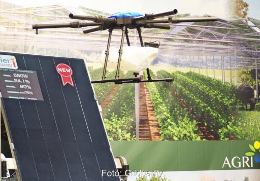 Das neue Photovoltaik-Modul für Tracker von Gridparity auf dem Intersolar-Messestand.