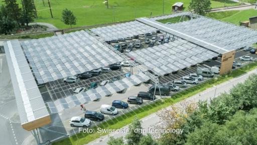 Im Bild eine faltbare Photovoltaik-Anlage über Parkplätze, der Swissolar-Batteriebericht analysiert den Status von PV mit Stromspeichern in der Schweiz.