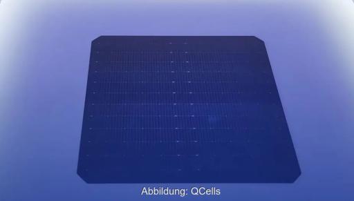 Im Bild die Solarzelle, auf der die Tandem-Solarmodule von QCells basieren.
