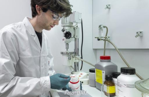 Ein Forscher mit weißem Laborkittel mischt Substanzen, das BAM entwickelt einen neuen Festelektrolyt.