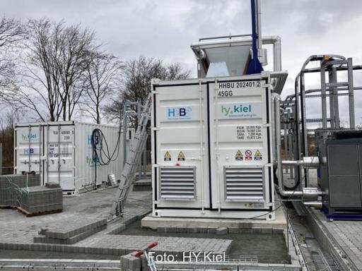 Im Bild der Elektrolyseur, das Herzstück vom Wasserstoff-Mobilitätsprojekt für Kiel.