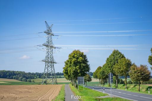 Landstraße mit Strommast