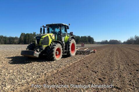 Traktor beim Pflügen