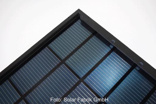 Schwarzes Solarmodul mit Gitterstruktur