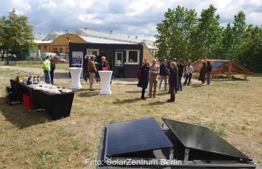 Einweihungsfeier mit Gästen draußen vor dem Klimacontainer