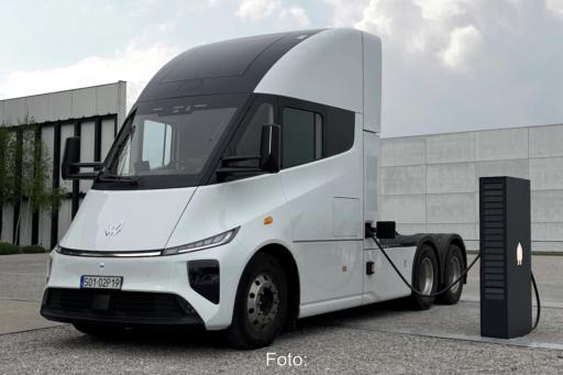 Futuristische, weiße Zugmaschine an schwarzer Ladestation