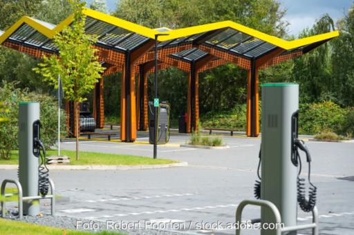 Schnellladestation mit 300KW Ladesäulen im Ruhrgebiet bei Bochum