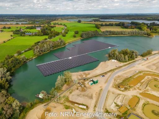 Luftbild eines Baggersees mit schwimmender PV-Anlage
