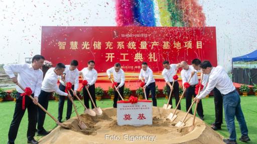 Offizielle bei der Grundsteinlegung der Smart Factory von Sigenergy.