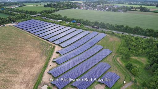 Eine Luftaufnahme des Photovoltaik-Solarparks an der A2, den die Stadtwerke Bad Salzuflen errichten.