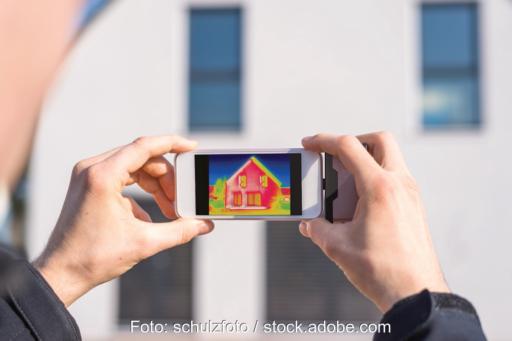 Von einem Gebäude wird eine Thermografieaufnahnme gemacht. Förderung im Rahmen der BEG gibt es für Gebäudesanierung und neue Heizungen (Heizungsförderung). Beides ist auch Teil des Gebäudeenergiegesetzes.