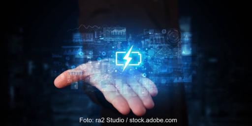 Fotomontage zeigt flache Hand, über der in einer blauen Wolke das Symbol einer Batterieschwebt