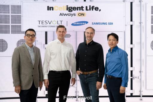 Vier Manager von Samsung SDI und Tesvolt vor gemeinsamen Plakaten.