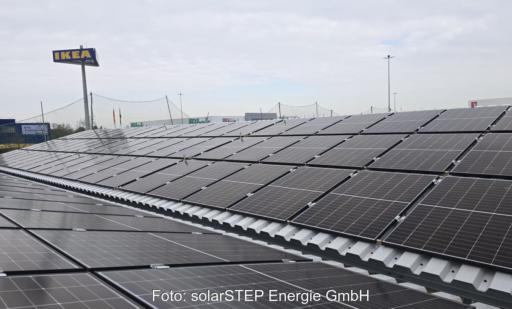 Parkplatzdach mit PVT-Modulen.