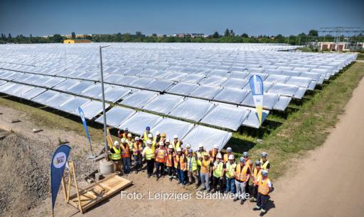 Das Team der Solarthermie-Großanlage Leipzig West vor dem vollendeten Kollektorfeld.