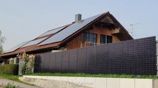 Im Bild eine PVT-Anlage an einem Zaun, Carmen hat eine Marktübersicht für PVT-Kollektoren erstellt.