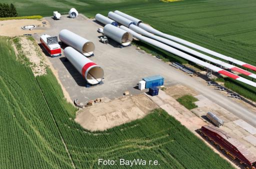 Blick auf die Baustelle einer Windkraftanlage aus der Luft.