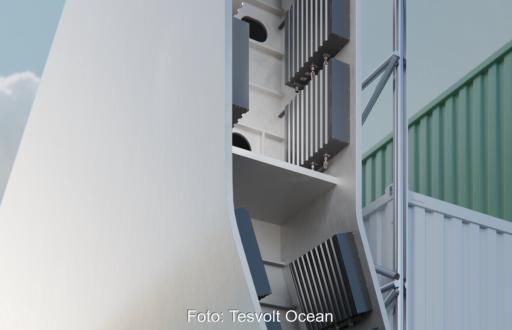 Blick auf die Module seitlich vom Schiffsaufbau. Rechts gestapelte Container.