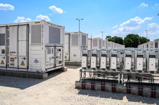 Ansicht auf hintereinander liegende Batteriespeicher