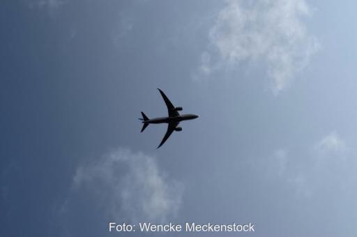 Flugzeug am blauen Himmel mit Schleierwolken