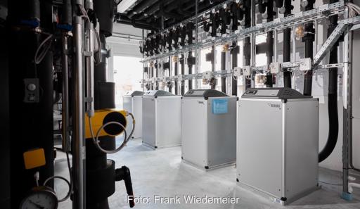 Im Bild eine Reihe von Wärmepumpen in einem Technikraum zur Veranschaulichung der Großwärmepumpen-Technologie.