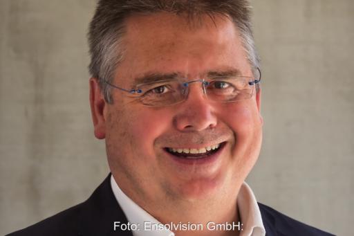 Foto zeigt Gesicht von Josef Bayer. Das Interview dreht sich um den zellularen Ansatz des VDE.