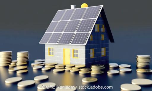 Ein Haus mit Solaranlage und Geldmünzen, die Preise für Photovoltaik-Module im Juni 2025 sind leicht gefallen.