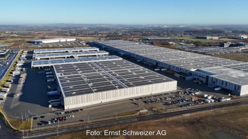 Im Bild die weltweit größte Photovoltaik-Dachanlage, die in Dänemark steht.