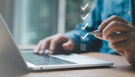 Hände vor einem Laptop, die symbolisch Dinge abhaken, Aurora AI soll die Photovoltaik-Planung beschleunigen.