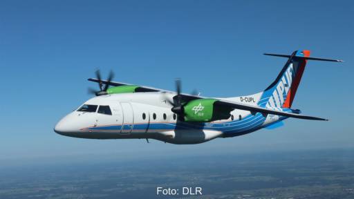 Das Flugzeug, das klimaneutrale Kraftstoffe testen soll, vor blauem Himmel in der Luft.