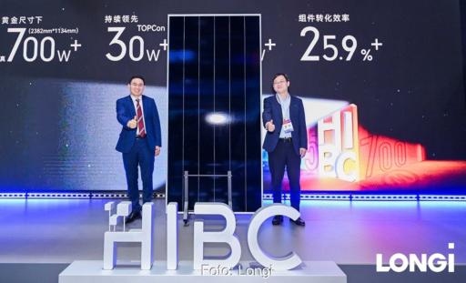 Im Bild die Präsentation vom HIBC-Photovoltaikmodul auf dem Messestand von Longi bei der SNEC.